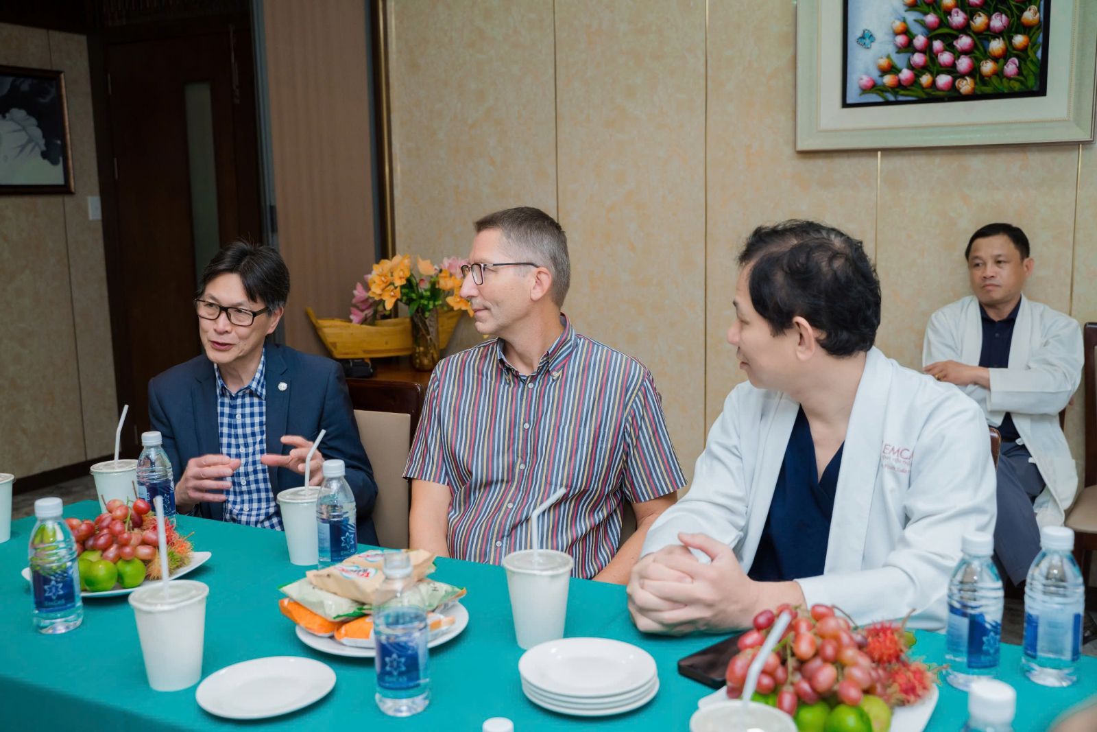 Bệnh Viện Thẩm Mỹ EMCAS Chào Đón Các Báo Cáo Viên Nước Ngoài Đến Thăm