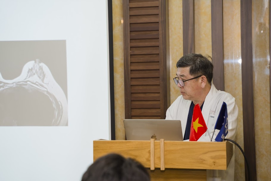 Lớp học “Phẫu thuật tạo hình nâng ngực”