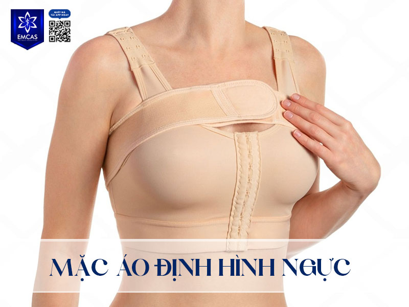 Áo định hình đóng vai trò quan trọng trong quá trình chăm sóc sau nâng ngực giúp giữ ổn định vị trí túi ngực, hỗ trợ mô ngực thích nghi và vào form đúng. Hình 12: text: dùng thuốc theo chỉ định